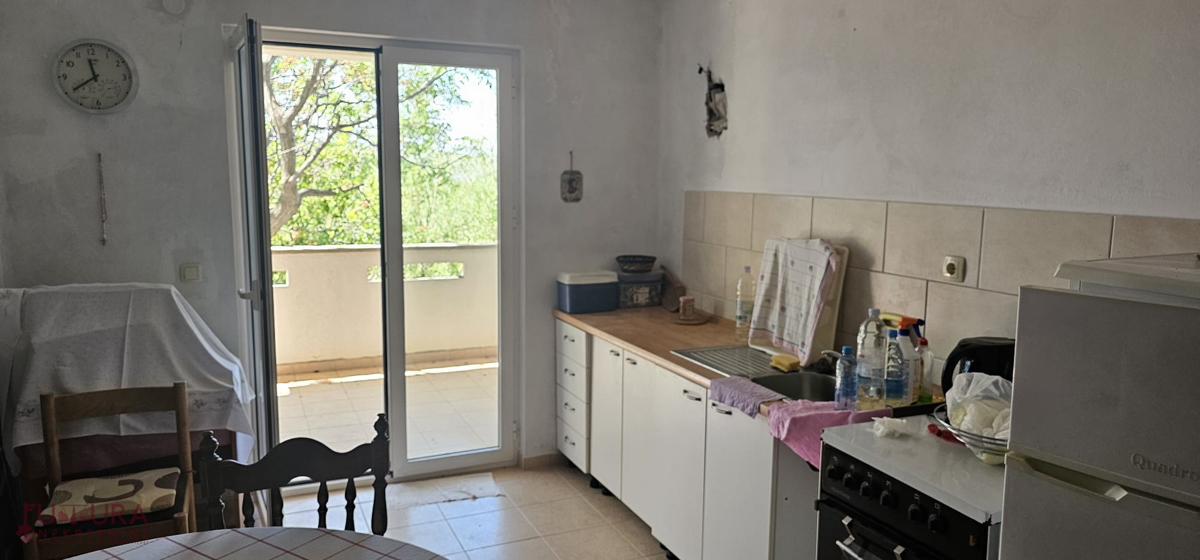 PAG - POVLJANA, HIŠA 300 M2, 6 STANOVANJ, PRODAJA, GARAŽA, RAZGLED, LOKACIJA!
