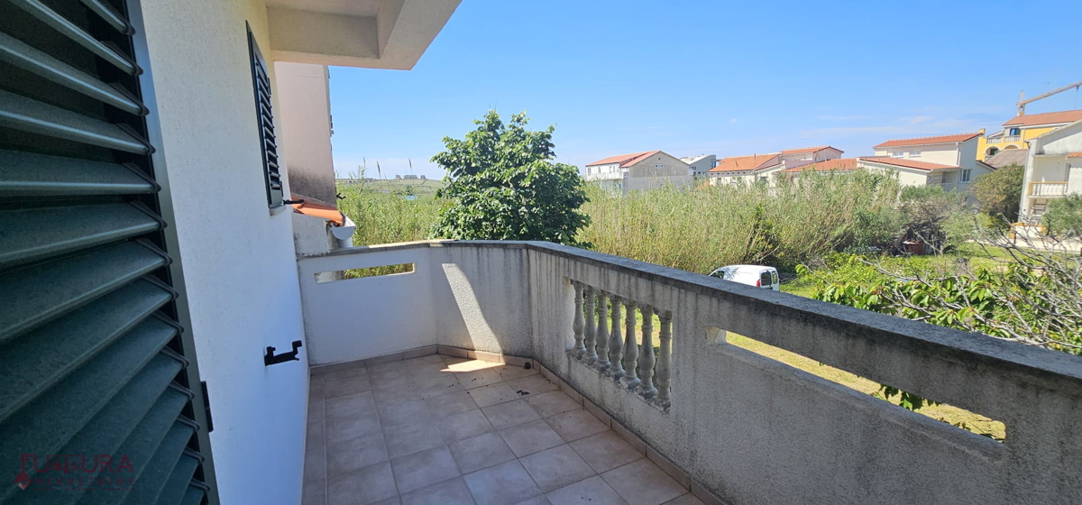 PAG - POVLJANA, HIŠA 300 M2, 6 STANOVANJ, PRODAJA, GARAŽA, RAZGLED, LOKACIJA!