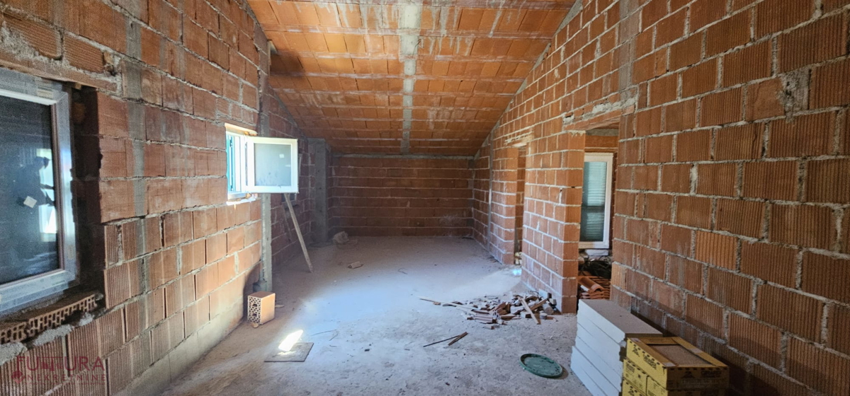 PAG - POVLJANA, HIŠA 300 M2, 6 STANOVANJ, PRODAJA, GARAŽA, RAZGLED, LOKACIJA!