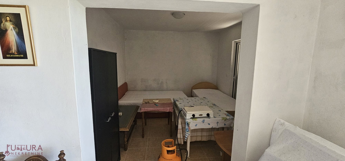 PAG - POVLJANA, HIŠA 300 M2, 6 STANOVANJ, PRODAJA, GARAŽA, RAZGLED, LOKACIJA!