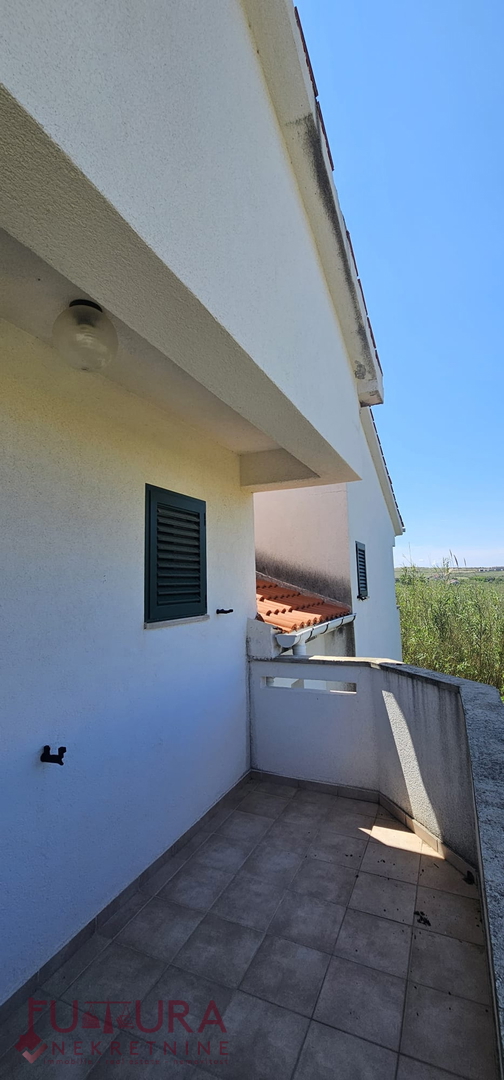 PAG - POVLJANA, HIŠA 300 M2, 6 STANOVANJ, PRODAJA, GARAŽA, RAZGLED, LOKACIJA!