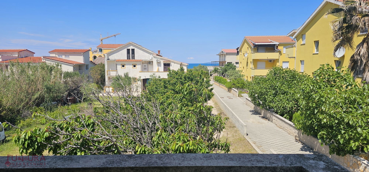 PAG - POVLJANA, HIŠA 300 M2, 6 STANOVANJ, PRODAJA, GARAŽA, RAZGLED, LOKACIJA!
