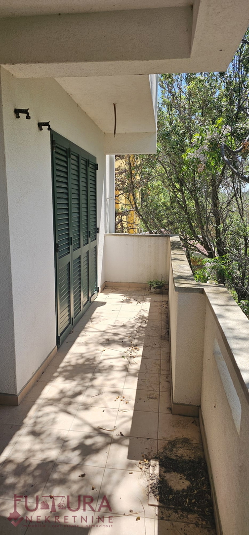 PAG - POVLJANA, HIŠA 300 M2, 6 STANOVANJ, PRODAJA, GARAŽA, RAZGLED, LOKACIJA!