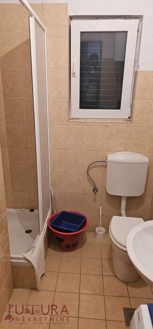 PAG - POVLJANA, HIŠA 300 M2, 6 STANOVANJ, PRODAJA, GARAŽA, RAZGLED, LOKACIJA!