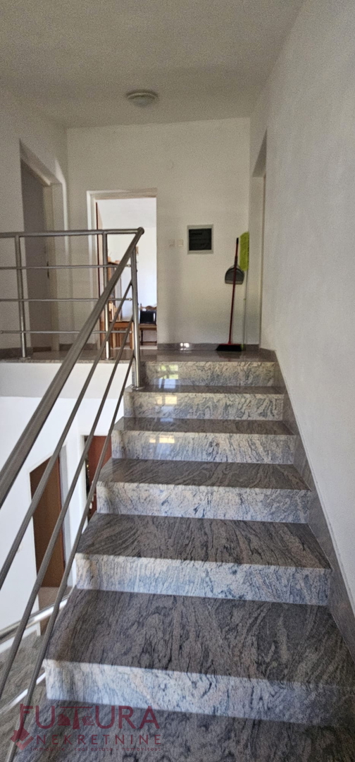 PAG - POVLJANA, HIŠA 300 M2, 6 STANOVANJ, PRODAJA, GARAŽA, RAZGLED, LOKACIJA!