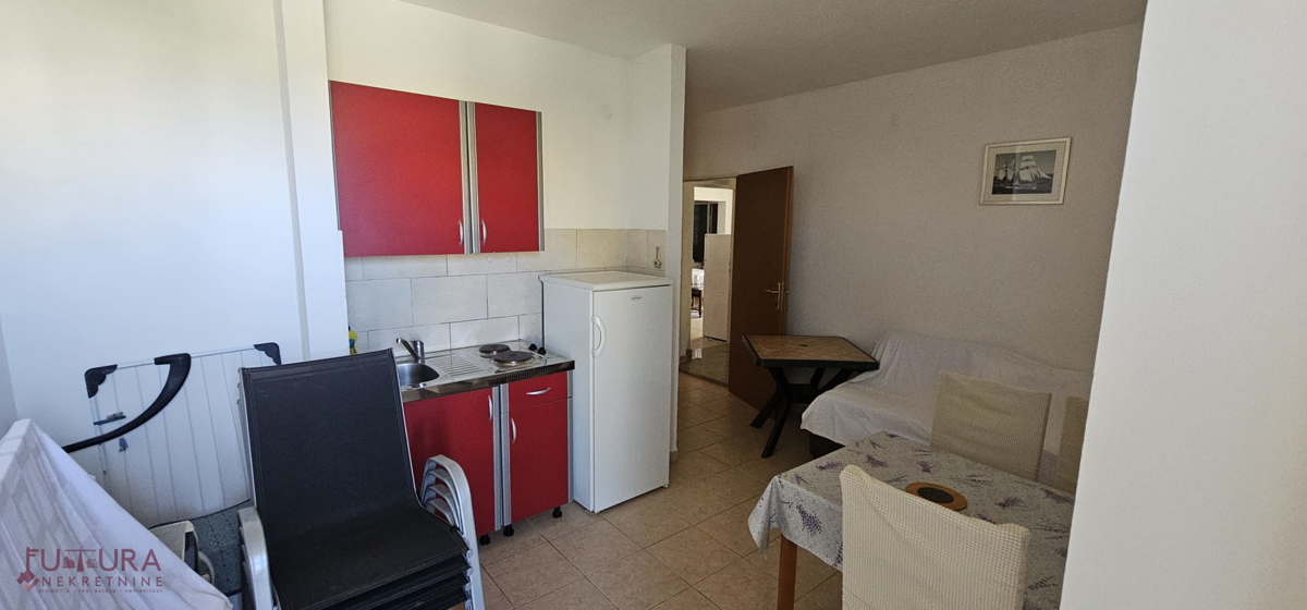 PAG - POVLJANA, HIŠA 300 M2, 6 STANOVANJ, PRODAJA, GARAŽA, RAZGLED, LOKACIJA!