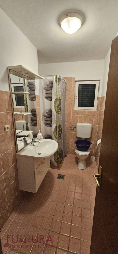 PAG - POVLJANA, HIŠA 300 M2, 6 STANOVANJ, PRODAJA, GARAŽA, RAZGLED, LOKACIJA!