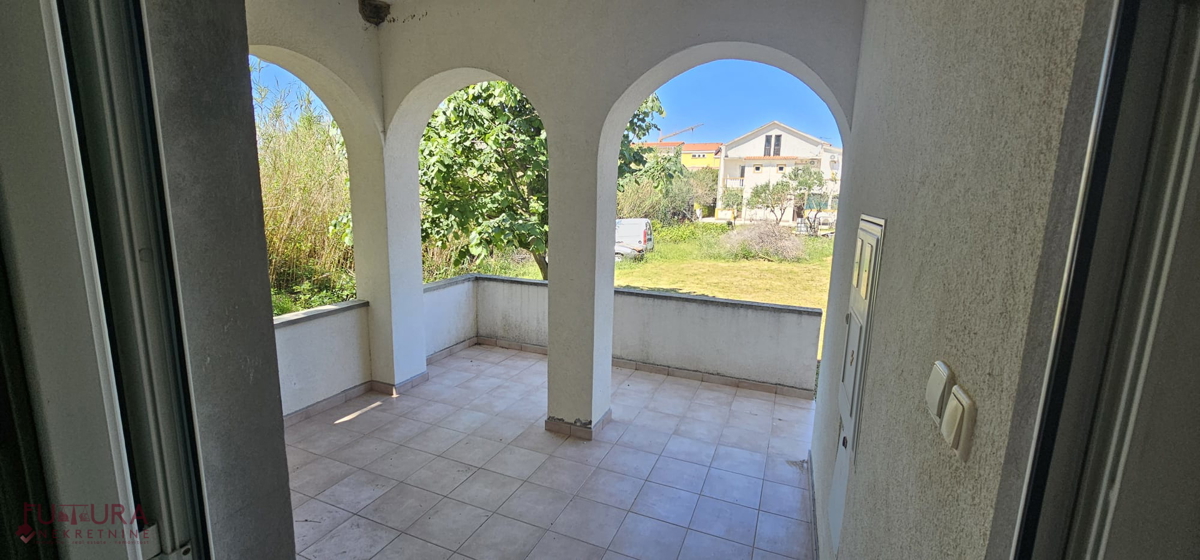 PAG - POVLJANA, HIŠA 300 M2, 6 STANOVANJ, PRODAJA, GARAŽA, RAZGLED, LOKACIJA!