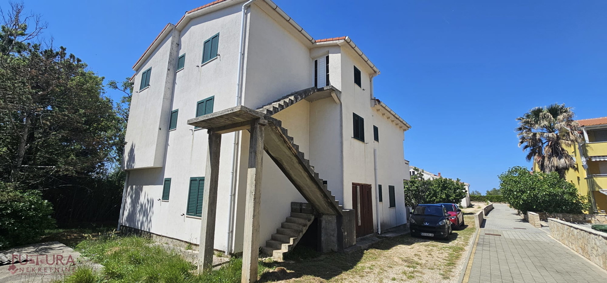 PAG - POVLJANA, HIŠA 300 M2, 6 STANOVANJ, PRODAJA, GARAŽA, RAZGLED, LOKACIJA!