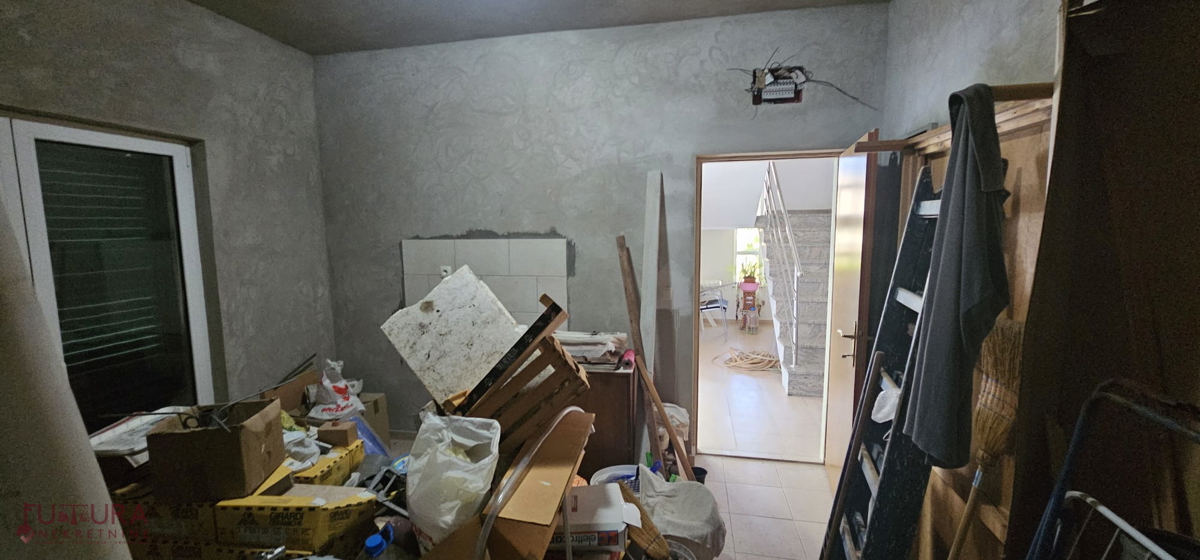 PAG - POVLJANA, HIŠA 300 M2, 6 STANOVANJ, PRODAJA, GARAŽA, RAZGLED, LOKACIJA!
