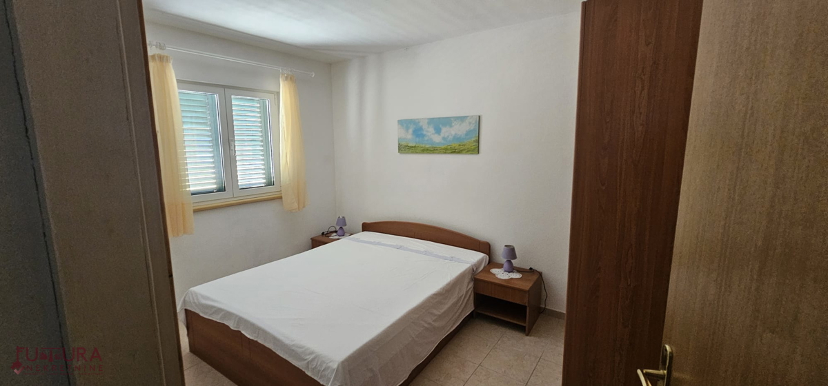 PAG - POVLJANA, HIŠA 300 M2, 6 STANOVANJ, PRODAJA, GARAŽA, RAZGLED, LOKACIJA!