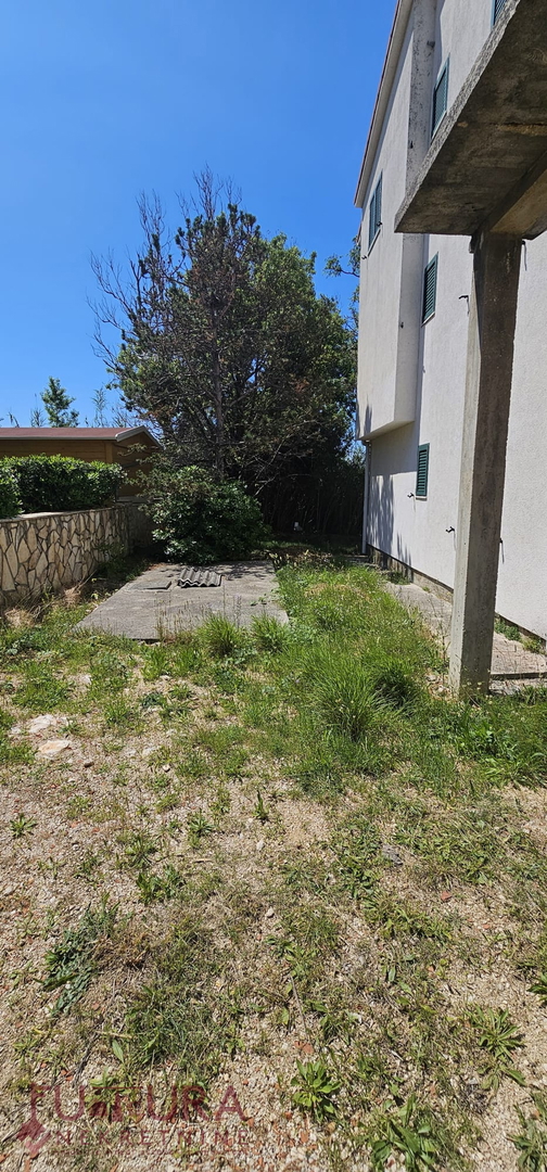 PAG - POVLJANA, HIŠA 300 M2, 6 STANOVANJ, PRODAJA, GARAŽA, RAZGLED, LOKACIJA!