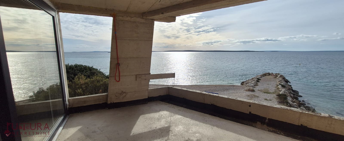 AKCIJA!! PAG - MANDRE, STANOVANJE 154,06 M2, PRODAJA, PRVA VRSTA OB MORJU, RAZGLED, NOVO, VRT, DVIGALO!!!