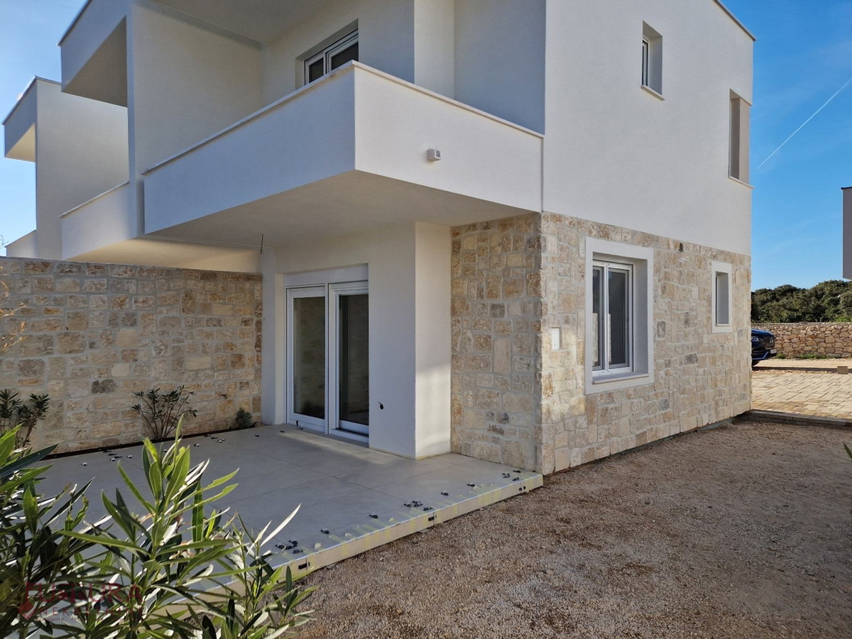 PAG - MANDRE, STANOVANJE 71 M2, PRODAJA, NOVO, VRT!!!