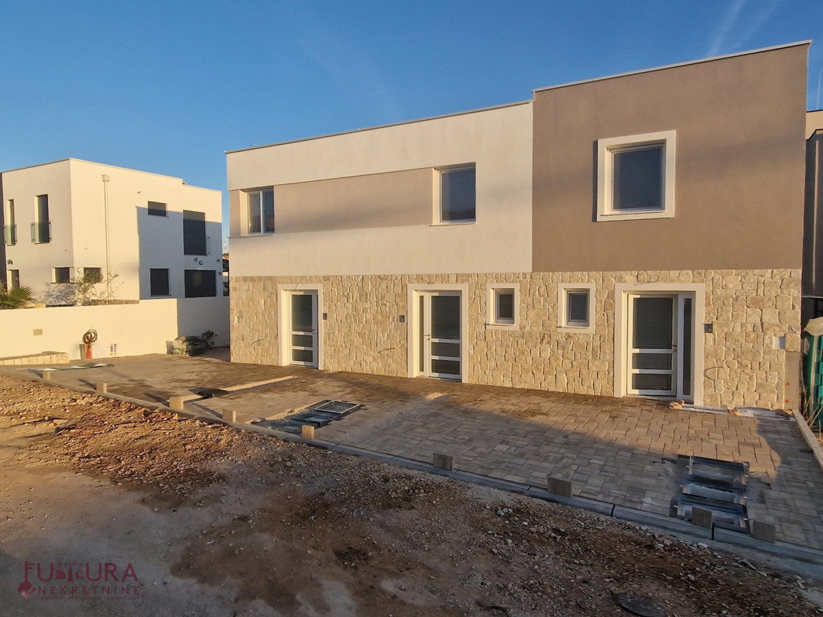 PAG - MANDRE, STANOVANJE 71 M2, PRODAJA, NOVO, VRT!!!