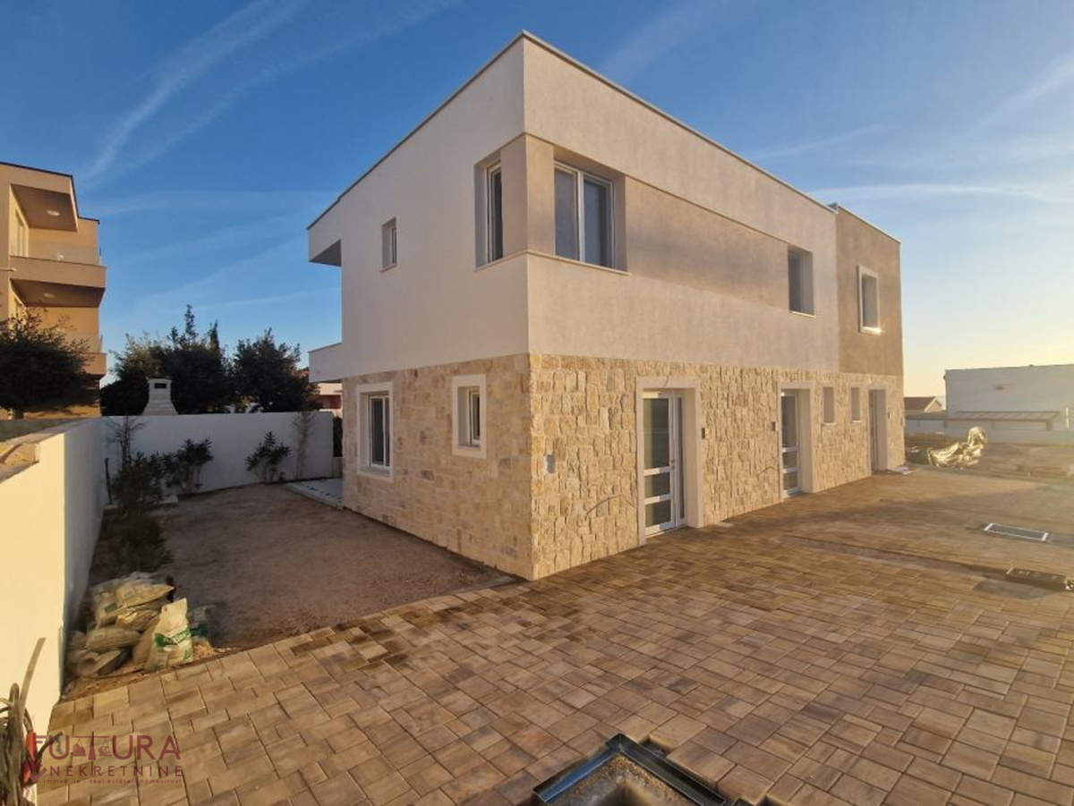 PAG - MANDRE, STANOVANJE 71 M2, PRODAJA, NOVO, VRT!!!