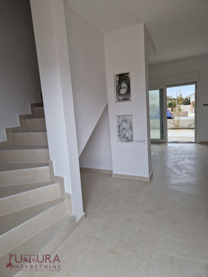 PAG - MANDRE, STANOVANJE 71 M2, PRODAJA, NOVO, VRT!!!