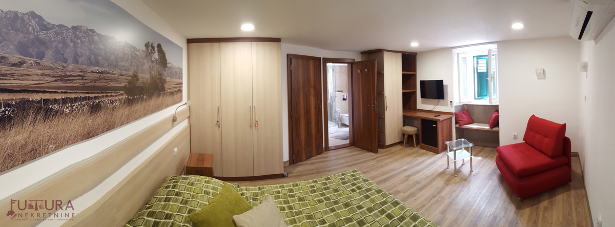 PAG - CENTER, HIŠA 150 M2, PRODAJA, UVELJAVLJENA TURISTIČNA NASTANITEV, LOKACIJA!