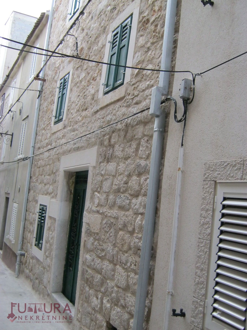 PAG - CENTER, HIŠA 150 M2, PRODAJA, UVELJAVLJENA TURISTIČNA NASTANITEV, LOKACIJA!