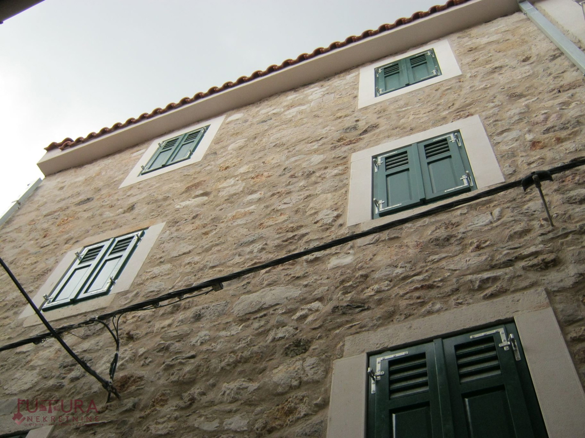 PAG - CENTER, HIŠA 150 M2, PRODAJA, UVELJAVLJENA TURISTIČNA NASTANITEV, LOKACIJA!