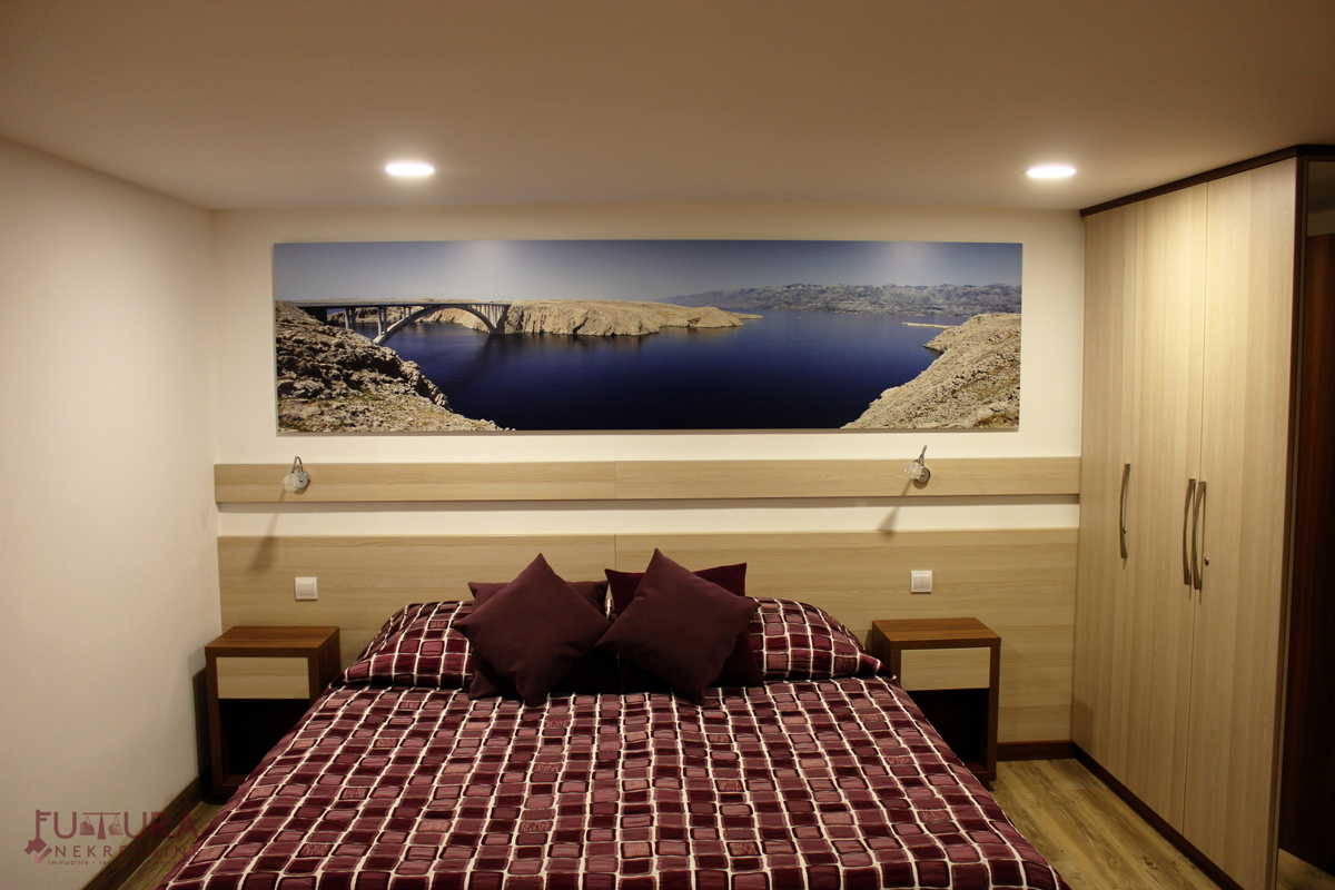 PAG - CENTER, HIŠA 150 M2, PRODAJA, UVELJAVLJENA TURISTIČNA NASTANITEV, LOKACIJA!