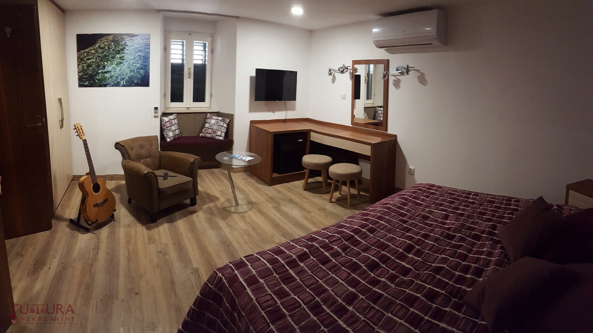 PAG - CENTER, HIŠA 150 M2, PRODAJA, UVELJAVLJENA TURISTIČNA NASTANITEV, LOKACIJA!