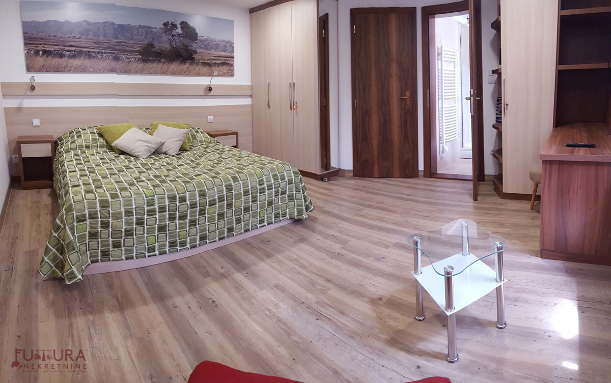 PAG - CENTER, HIŠA 150 M2, PRODAJA, UVELJAVLJENA TURISTIČNA NASTANITEV, LOKACIJA!