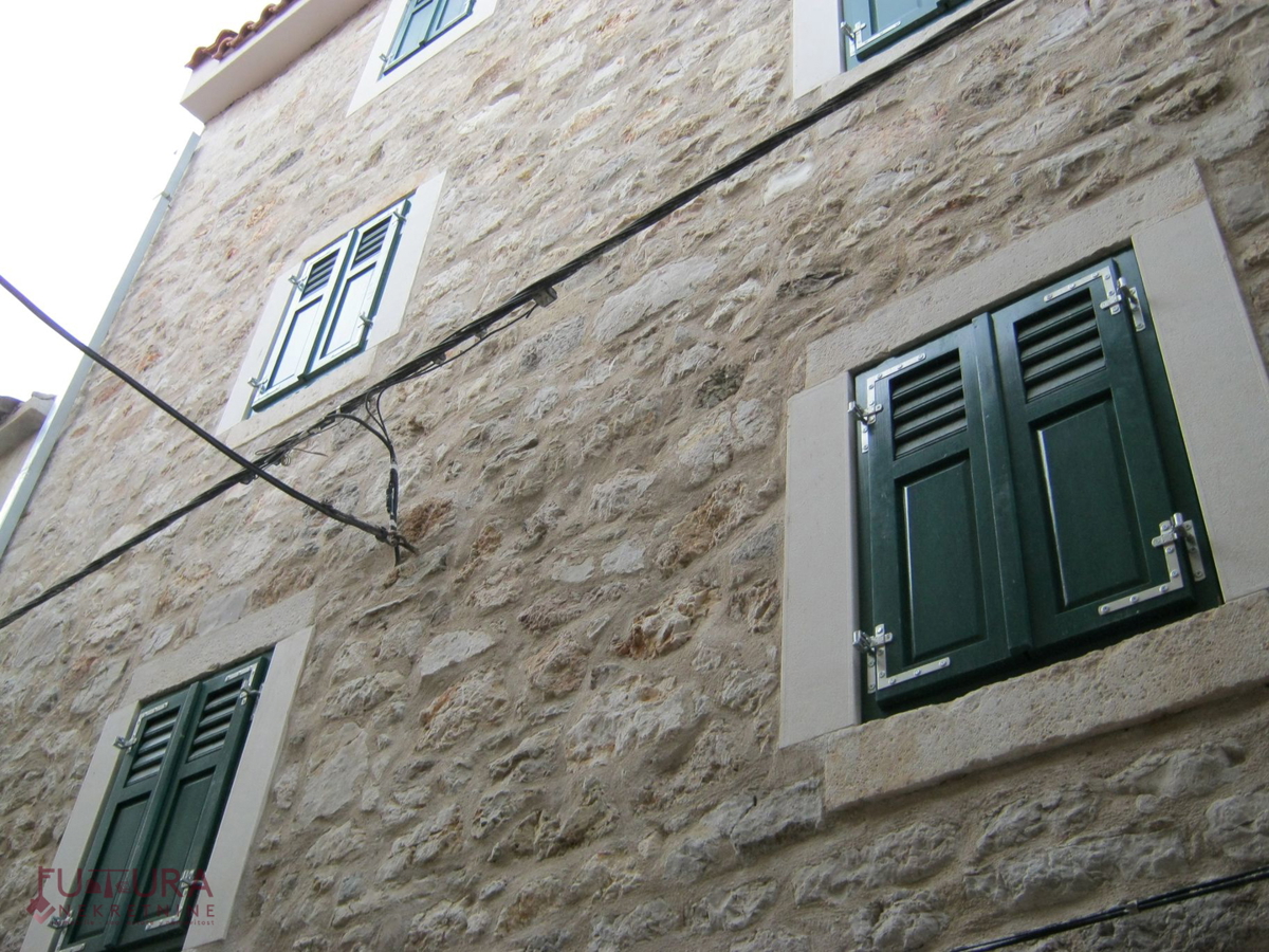 PAG - CENTER, HIŠA 150 M2, PRODAJA, UVELJAVLJENA TURISTIČNA NASTANITEV, LOKACIJA!