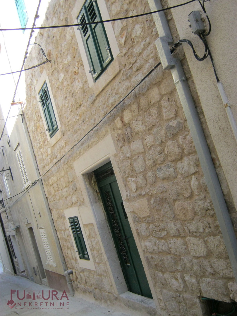 PAG - CENTER, HIŠA 150 M2, PRODAJA, UVELJAVLJENA TURISTIČNA NASTANITEV, LOKACIJA!