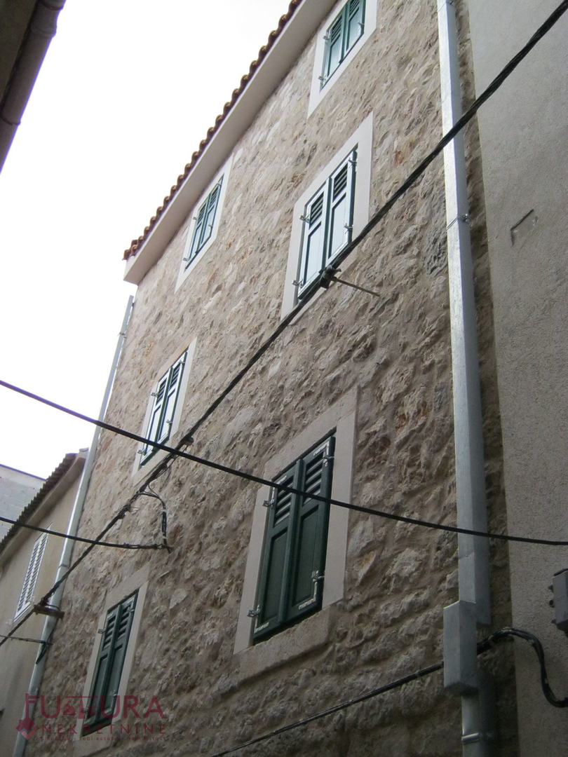 PAG - CENTER, HIŠA 150 M2, PRODAJA, UVELJAVLJENA TURISTIČNA NASTANITEV, LOKACIJA!