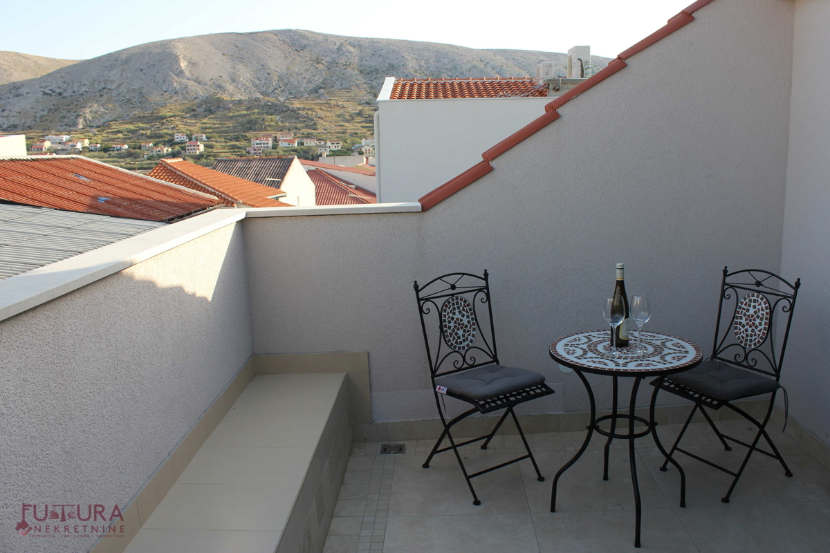 PAG - CENTER, HIŠA 150 M2, PRODAJA, UVELJAVLJENA TURISTIČNA NASTANITEV, LOKACIJA!