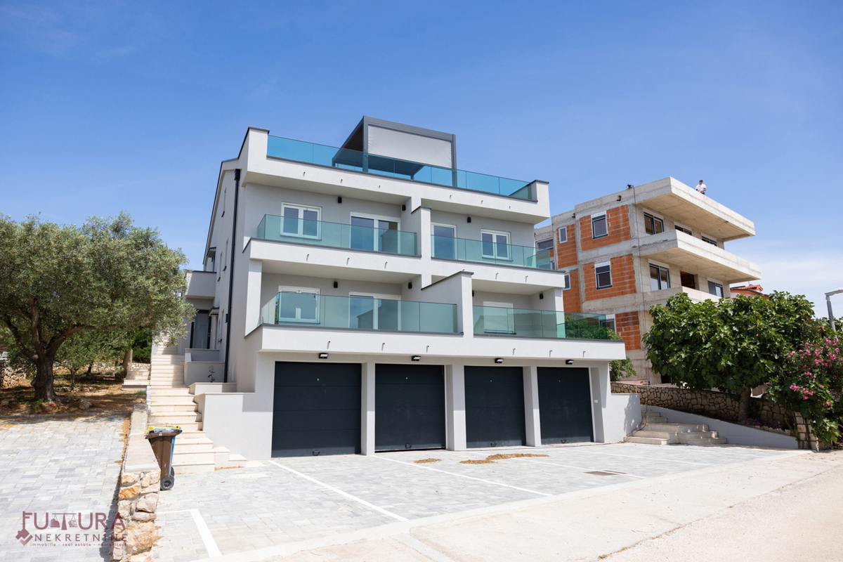 PAG - MANDRE, STANOVANJE 101,52 M2, PRODAJA, NOVO, VRT, GARAŽA, LOKACIJA