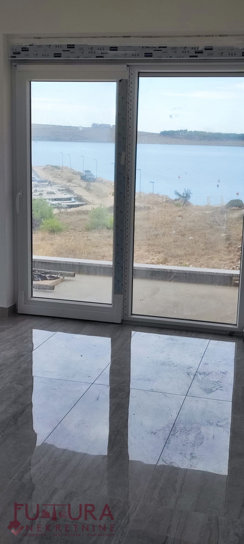PAG - POVLJANA, PRODAJA STANOVANJA 54,52 M2, RAZGLED, 50 M OD MORJA, NOVO!!!