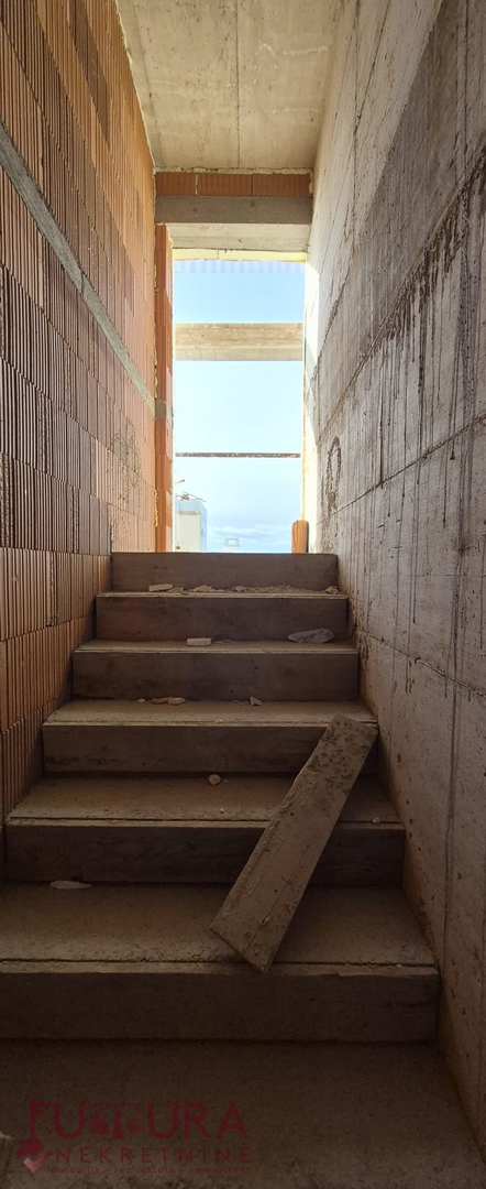 PAG - MANDRE, STAN 41,76 M2, PRODAJA, PRVA VRSTA, ODPRT RAZGLED, VRT!!