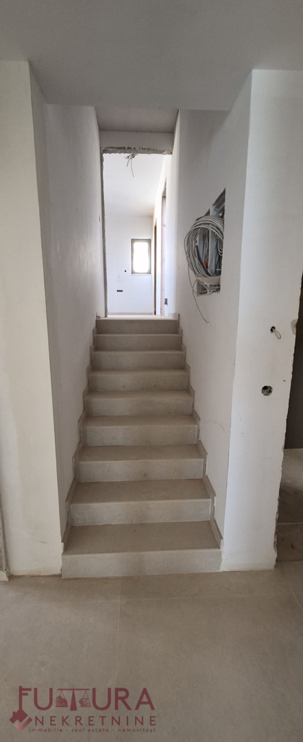 PAG - MANDRE, STAN 41,76 M2, PRODAJA, PRVA VRSTA, ODPRT RAZGLED, VRT!!