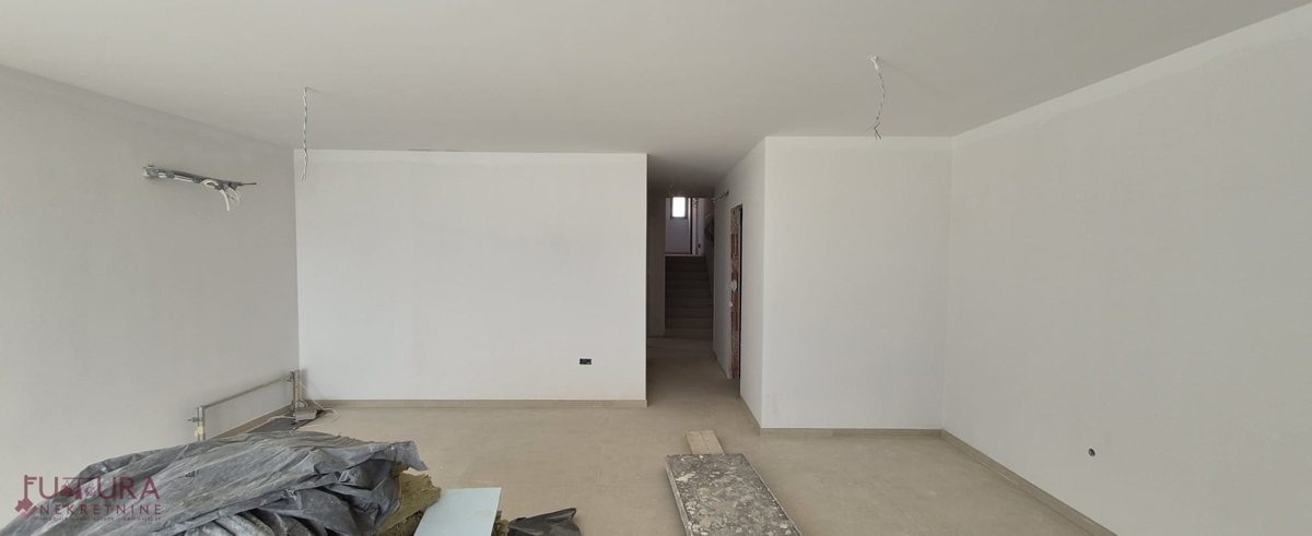 PAG - MANDRE, STAN 41,76 M2, PRODAJA, PRVA VRSTA, ODPRT RAZGLED, VRT!!