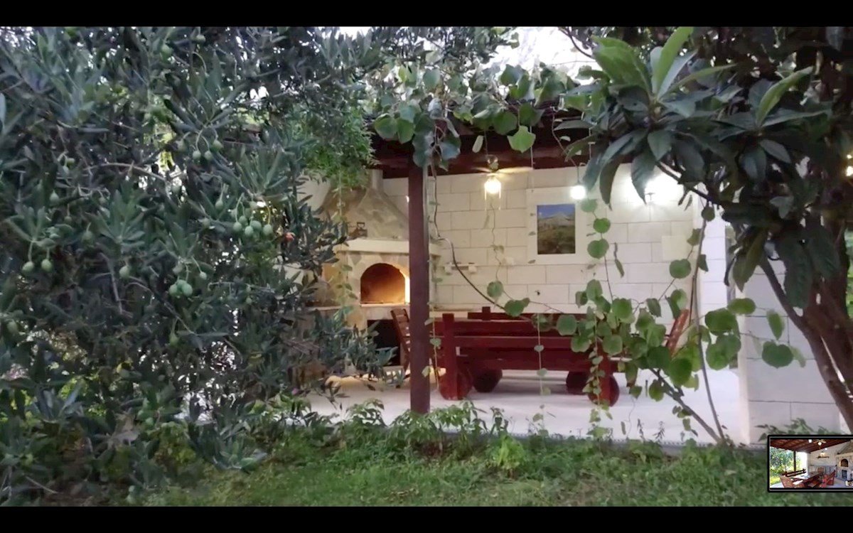 Apartmajska hiša z razgledom in bazenom
