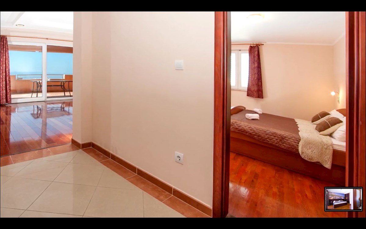 Apartmajska hiša z razgledom in bazenom