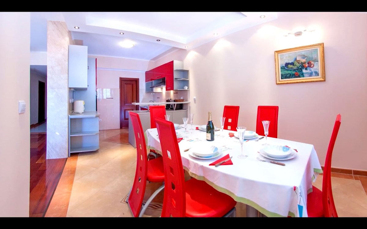 Apartmajska hiša z razgledom in bazenom