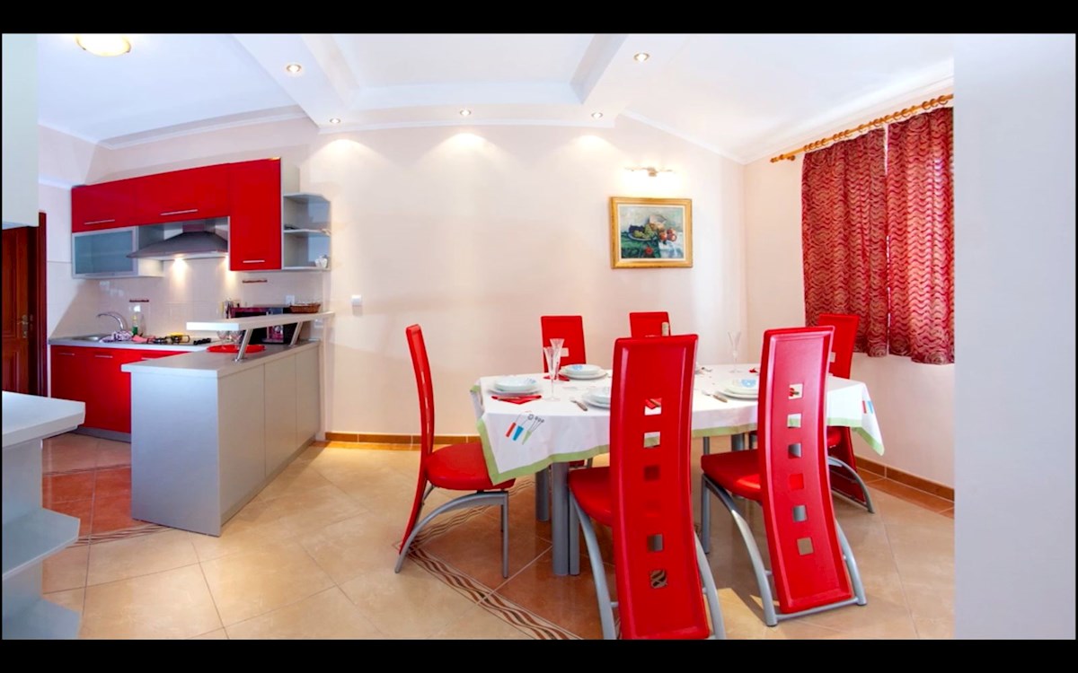 Apartmajska hiša z razgledom in bazenom