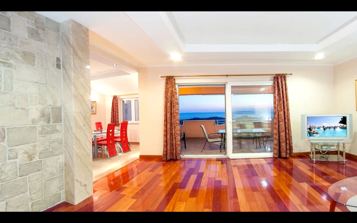 Apartmajska hiša z razgledom in bazenom