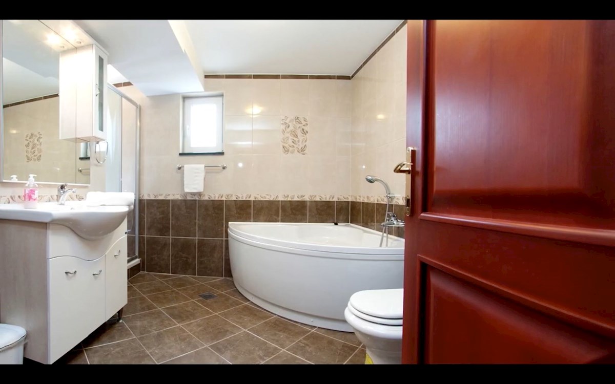 Apartmajska hiša z razgledom in bazenom