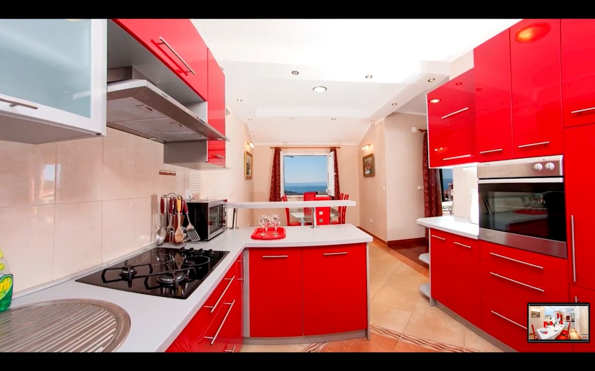 Apartmajska hiša z razgledom in bazenom
