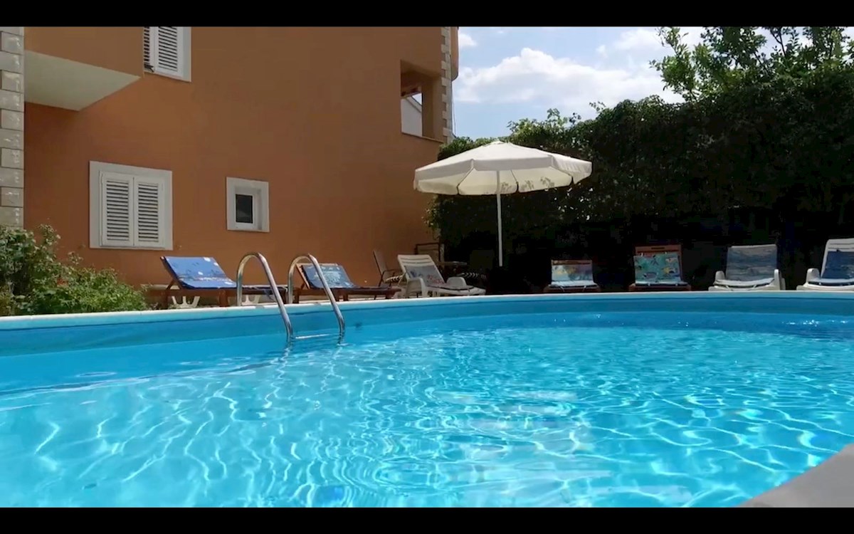 Apartmajska hiša z razgledom in bazenom