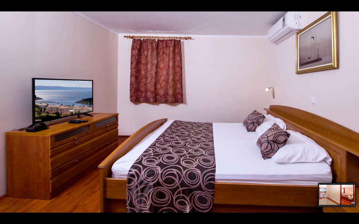 Apartmajska hiša z razgledom in bazenom