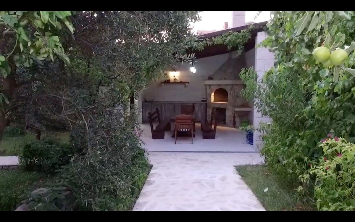 Apartmajska hiša z razgledom in bazenom