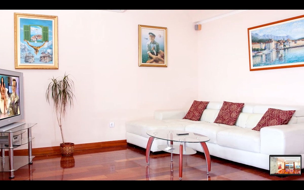 Apartmajska hiša z razgledom in bazenom