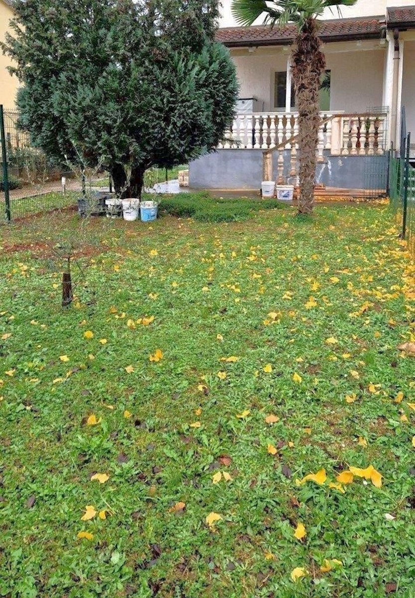 POREČ, cca 2 km stanovanje v pritličju sa vrtom