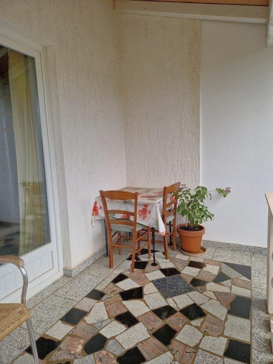 POREČ, cca 2 km stanovanje v pritličju sa vrtom
