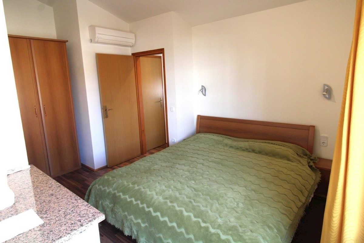 POREČ, cca 2 km stanovanje v pritličju sa vrtom